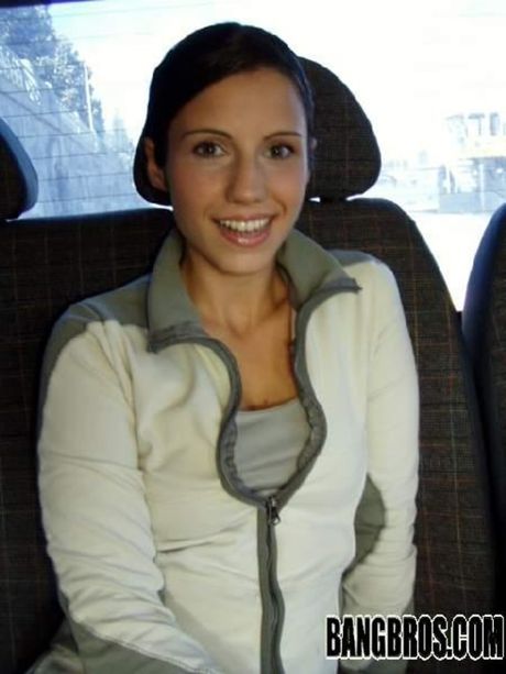 bangbros: A russa de primeira classe Katrina Cane, de cabelos escuros, tem sua buceta fodida no ônibus