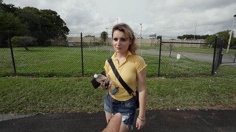 bangbros: Evie Christian bekommt ihren sexy Hintern von zwei schwarzen Männern gefickt