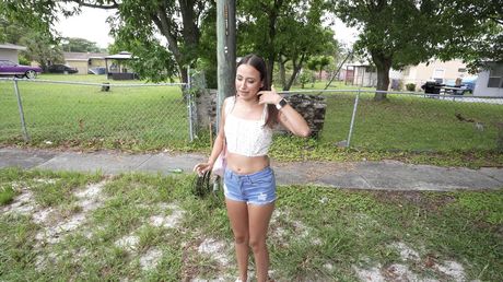 bangbros: La brillante ragazza americana Lola Aiko si fa scopare la figa stretta e il grosso sedere da uomini neri