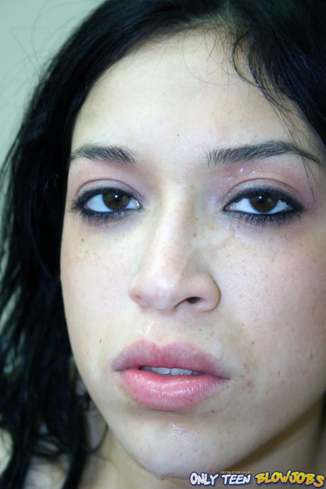 blowpass: ラテン系の美女メリッサ・マルティネスが自慰行為の前にディルドをしゃぶる