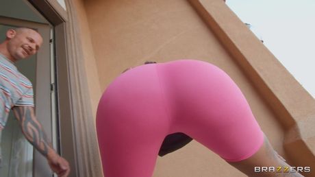 brazzers network: Czarnoskóra dziewczyna Jennifer Exxotic uprawia seks z mężczyzną, gdy jego żona jest poza domem