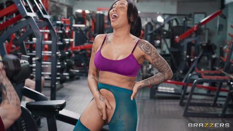 brazzers network: Inked ebony Kona Jade gets her amazing boobs and ass fucked in the gym