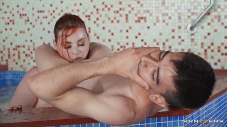 brazzers network: La ragazza americana dai capelli rossi Abigail Morris fa sesso con un massaggiatore in una sauna
