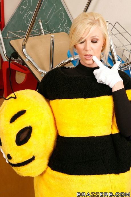 brazzers network: Dylan Riley w okularach pozwala, by jej cipka była lizana i ru****a