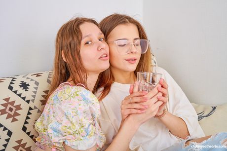 club sweethearts: Le adolescenti lesbiche dai capelli castani Kitty Doll88 e Baby Doll si toccano le fighe su un divano