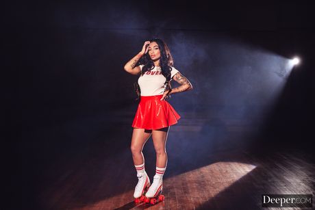 deeper: Die süße schwarze Medusa wird in weißen Socken von einem weißen Mann gebumst