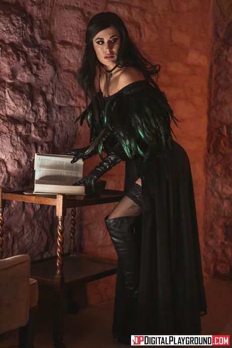 digital playground: La modella americana bruna Olive Glass fa sesso con un ragazzo in un fienile