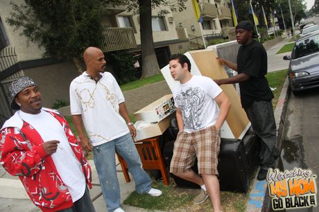 watching my mom go black: De lichtharige Amerikaanse moeder Jordan Blue wordt in een bar door zwarte mannen gegangbanged
