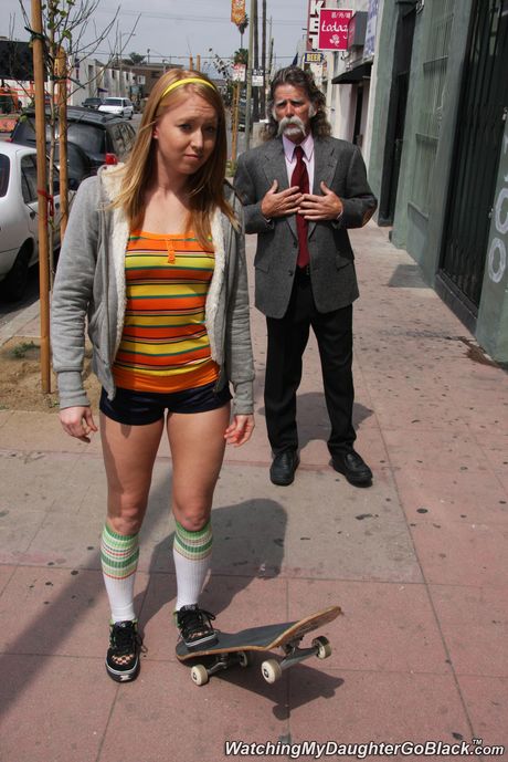 watching my daughter go black: Het blonde Amerikaanse meisje Ami Emerson krijgt haar kutje gevuld door een zwarte kerel