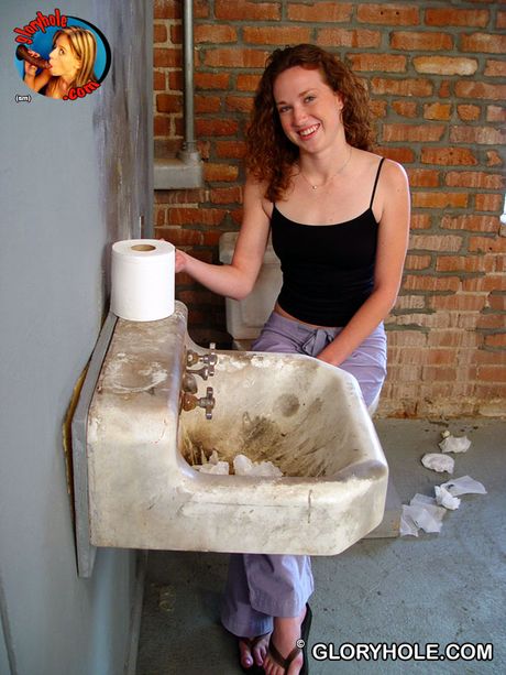 gloryhole: Prachtige Amerikaanse meid Amber Simpson krijgt haar kutje gelikt en geneukt in een badkamer