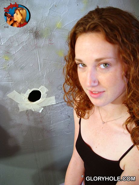 gloryhole: Oszałamiająca amerykańska dziewczyna Amber Simpson pozwala, aby jej cipka została wylizana i wyruchana w łazience