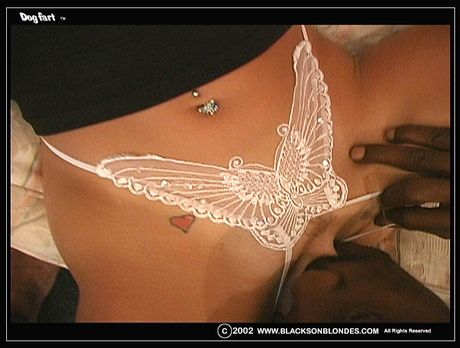 blacks on blondes: La blonde Jasmine Klien se fait lécher la chatte et baiser par des mecs noirs