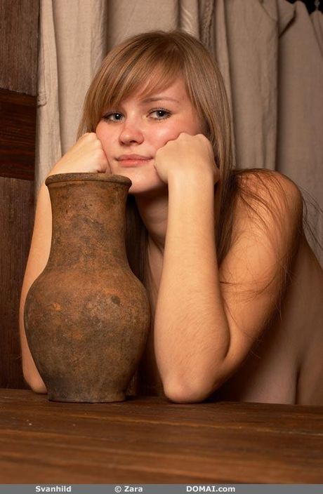 domai: Die glamouröse russische Süße Mariya A zeigt ihre erstaunlichen Melonen und ihre getrimmte Muschi