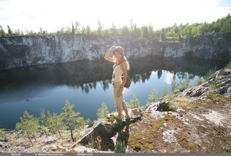 domai: El aturdidor ruso esbelto Masha P tira desnuda y demuestra sus pequeñas tetas al aire libre
