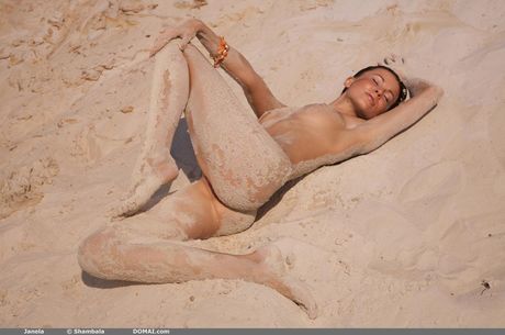 domai: 裸體烏克蘭美女 Janela 在毯子上展示她緊實的臀部和光禿禿的陰部