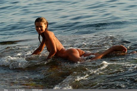 domai: Die schlanke ukrainische Süße Nika B zieht sich an einem felsigen Strand aus