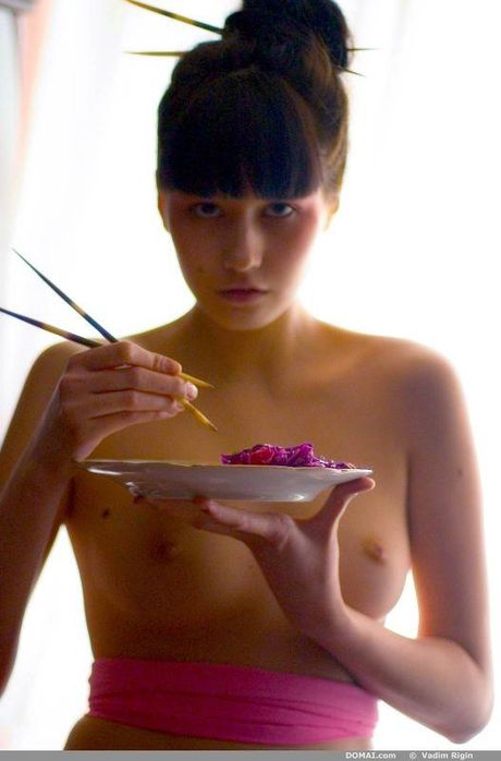 domai: アジア人の女の子アンナ・Nがブラとパンティセットを脱いで全裸になる