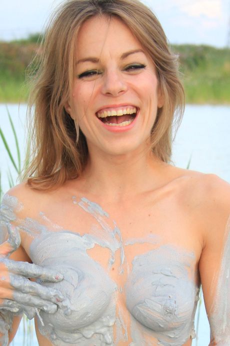 domai: Miła słowacka dziewczyna Elvira rozbiera się na kocu na piaszczystej plaży