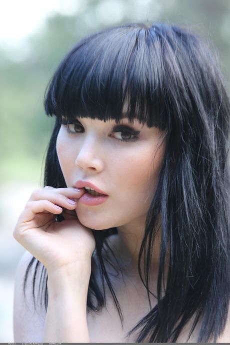 domai: Teen Malena Fendi de cabello oscuro se tira de una manta en el campo
