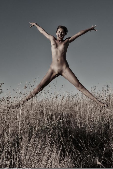 domai: Slim Ucranian Covergirl Enestazi presenta sus pequeñas tetas pequeñas y su coño peludo en el balcón
