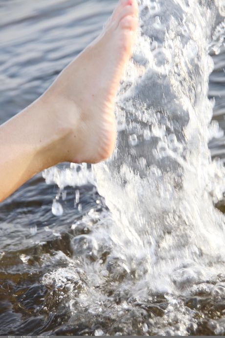 domai: La adolescente ucraniana de cabello ligero García le indica su cuerpo sobre una costa rocosa
