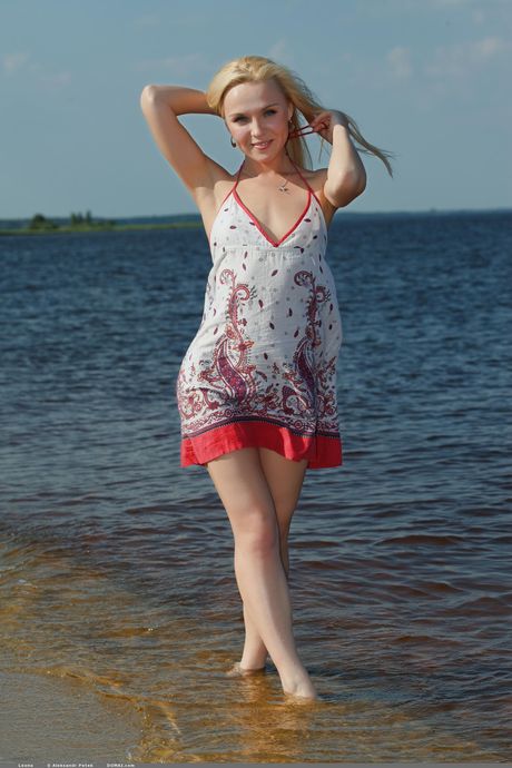 domai: Blonde Oekraïense Alissiya A trekt alles uit op een rotsachtige kustlijn