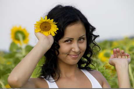 domai: Brunet Oekraïens meisje Sunny wordt naakt op een deken in een veld