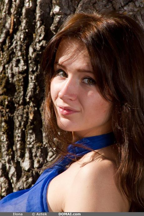 domai: Wspaniała ukraińska nastolatka Ilona zdejmuje sukienkę i prezentuje swoją sylwetkę bez ubrań w lesie