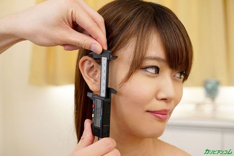 caribbeancom: La nana asiatique Non Suzumiya se doigte la chatte sur le canapé