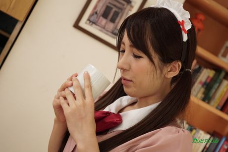 caribbeancom: La domestique asiatique Runa Kanda se fait remplir la chatte par son maître