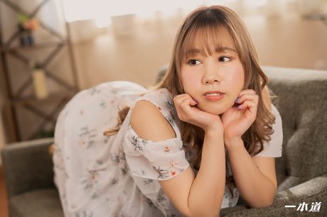 1pondo: Slanke Japanse babe Shion Mochizuki krijgt haar kutje op de bank gepropt