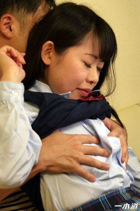 1pondo: Uczennica Karin Morishita ma lizaną i ruchaną cipkę