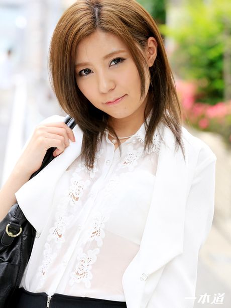 1pondo: La superbe asiatique Saya Fujiwara se fait baiser par un mec après un strip-tease