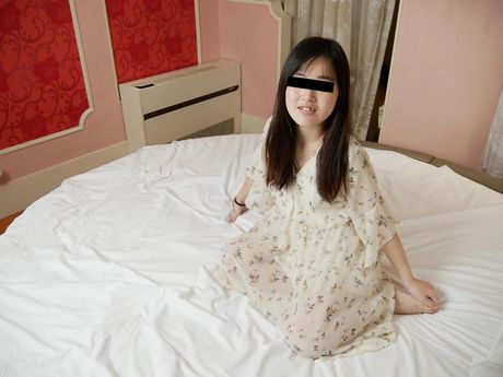 10musume: Ciemnowłosa Japonka Serina Shirakawa eksponuje swoje małe cycki i stoi nago