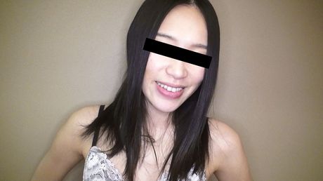 10musume: Svelte Asian babe Tomomi Minowa fingers wet pussy and asshole on a sofa