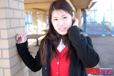 10musume: Asian beauty Takenaka Marina fingers her pussy on a chair in solo action