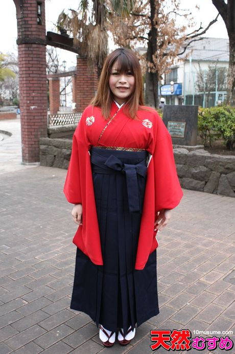 10musume: A gata japonesa de olhos castanhos Nanami Ururu demonstra seu corpo gostoso em um solo