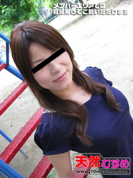 10musume: La chica asiática Tashiro Yuri se desnuda antes de tener sexo en una cama