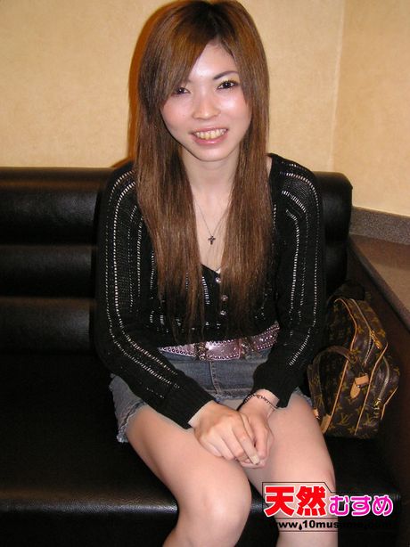 10musume: 亞洲封面女郎 Yumiko 優雅地在沙發上裸體