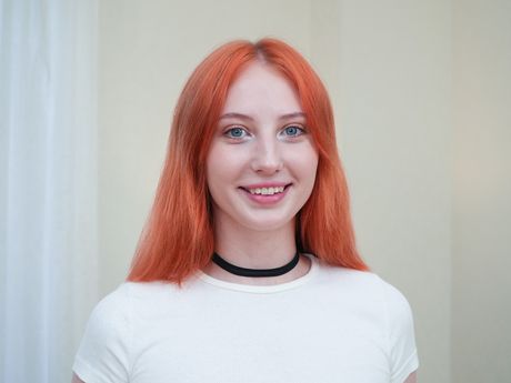 erika korti studio: La belle rousse russe Emma Korti se fait baiser deux fois par des hommes noirs et blancs