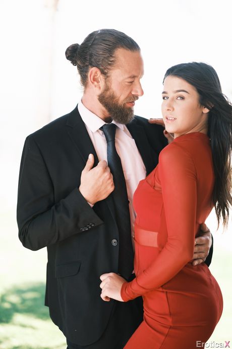 eroticax: Kylie Rocket est une adolescente brune avec de petits seins et une silhouette mince