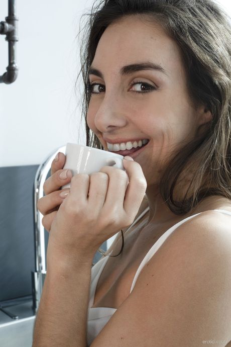 erotic beauty: Genialna brazylijska dziewczyna Ana B zdejmuje sukienkę i pokazuje swoje gorące ciało w solowym występie