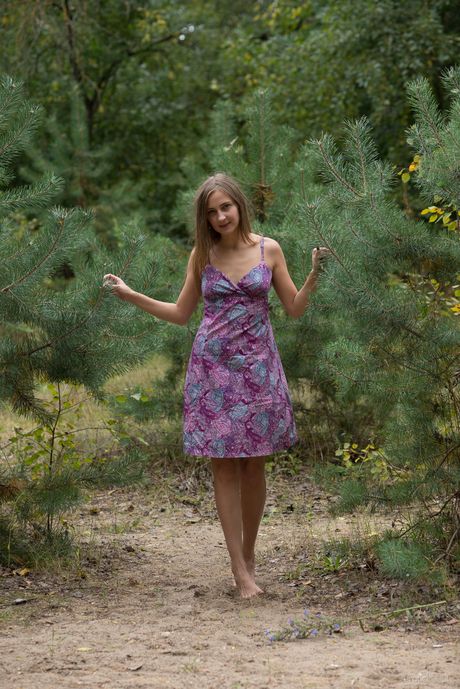 erotic beauty: La belle russe Alexa Mood se dévoile sur une couverture dans une forêt