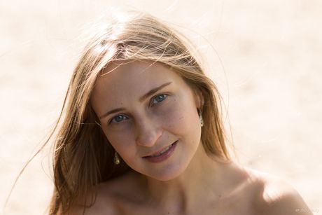 erotic beauty: La jolie poupée russe Alexa Mood se déshabille sur une couverture dans une forêt