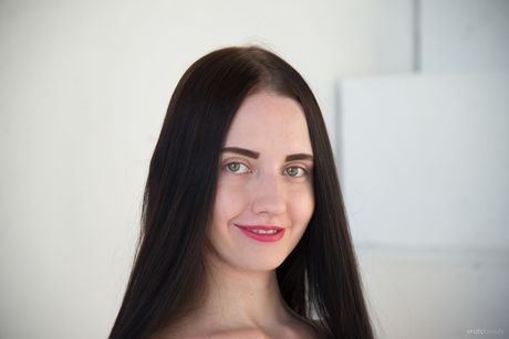 erotic beauty: La magra teenager greca Veronica Snezna si toglie il vestito e si rivela nuda in un assolo
