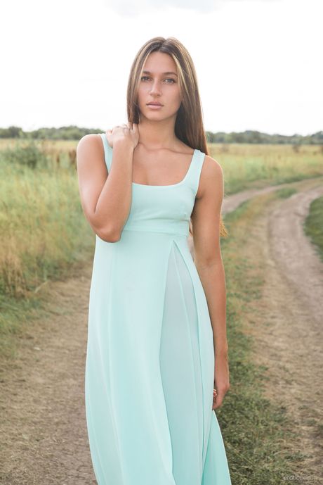 erotic beauty: Lean ukrainian covergirl Kenya bares her body on a blanket in a field