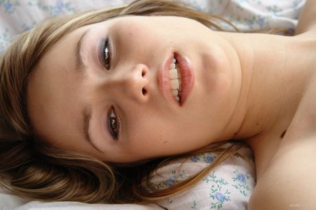 erotic beauty: Naga ukraińska piękność Alizeya A z gracją pozuje solo na łóżku