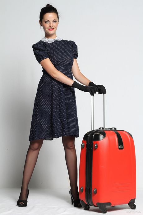 erotic beauty: Gran Brunet Checa Lucy revela sus enormes tetas y extiende su coño en un solo
