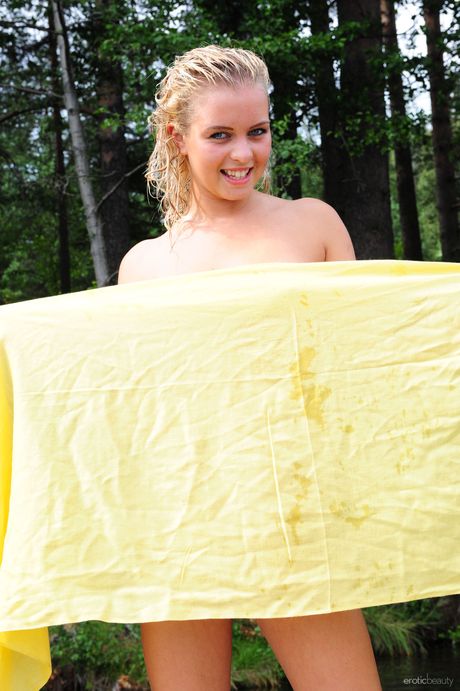 erotic beauty: Die nette russische Blondine Berry A zeigt ihren tollen Körper nackt auf einem Feld