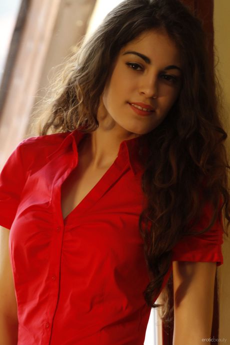 erotic beauty: Excelente Soika de cabello oscuro checo resalta sus grandes melones y su coño calvo en un solo
